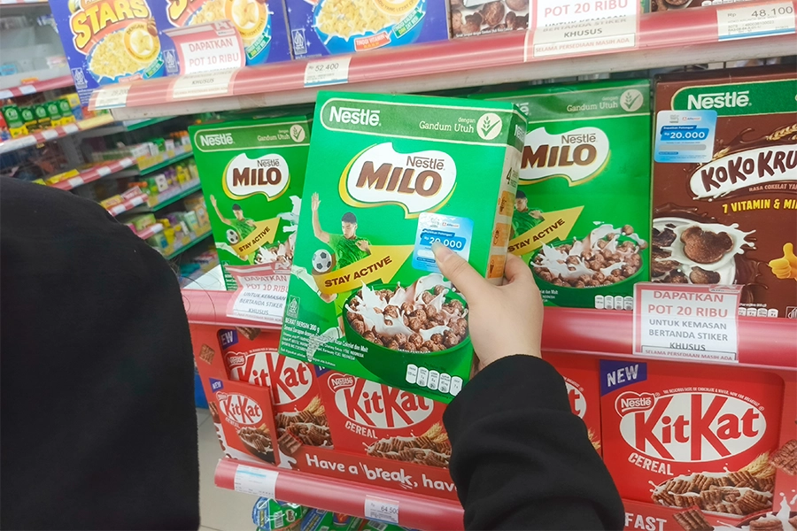 Consumer shopping for cereal in supermarket.