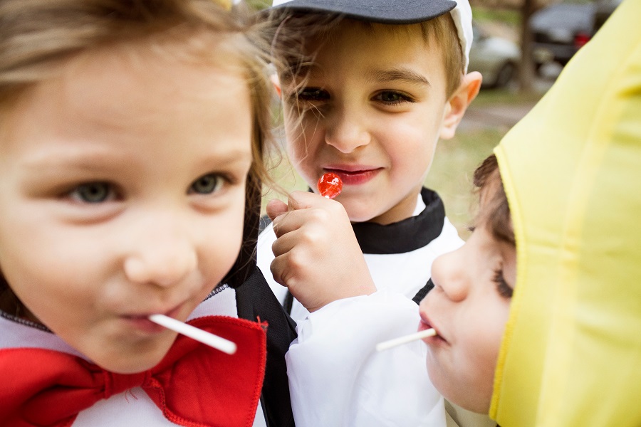 Children eating lollipops
