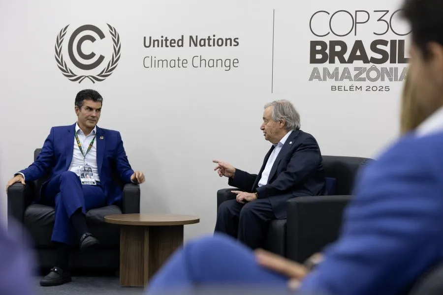 men discussing climate change at UN meeting